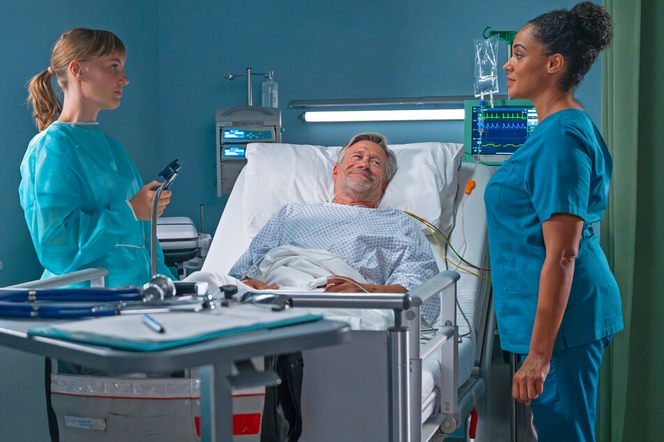 Lisa Schroth (Louise Sophie Arnold, 25, l.) sorgt sich um den Patienten Erik Stolte (Stephan Baumecker, 65, m.), aber sie und Dr. Lucia Böhm (Vanessa Rottenburg, 41, r.) sind sich nicht einig.