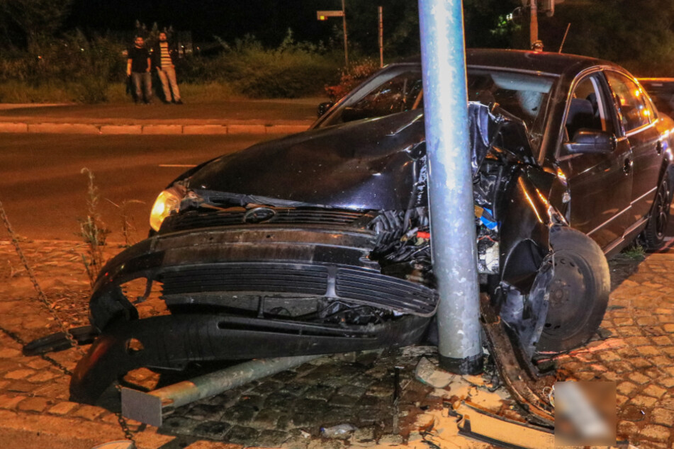 Die Front des Autos wurde völlig zerstört.