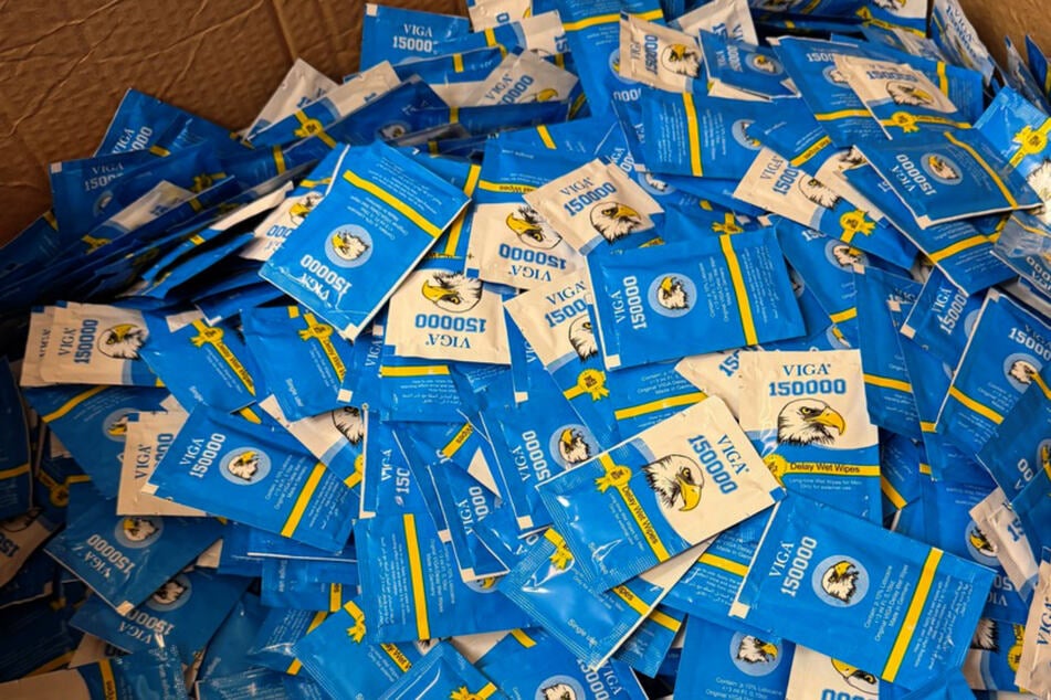 Die Zollbeamten beschlagnahmten mehr als 50.000 Potenzmittel in insgesamt 30 Kisten.