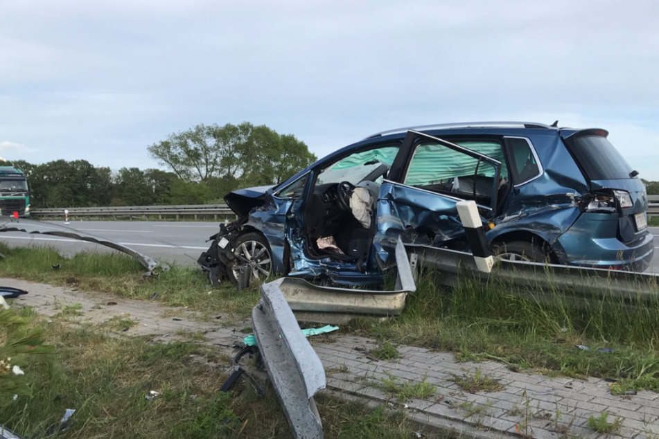 Der Fahrer wurde im Wagen eingeklemmt.