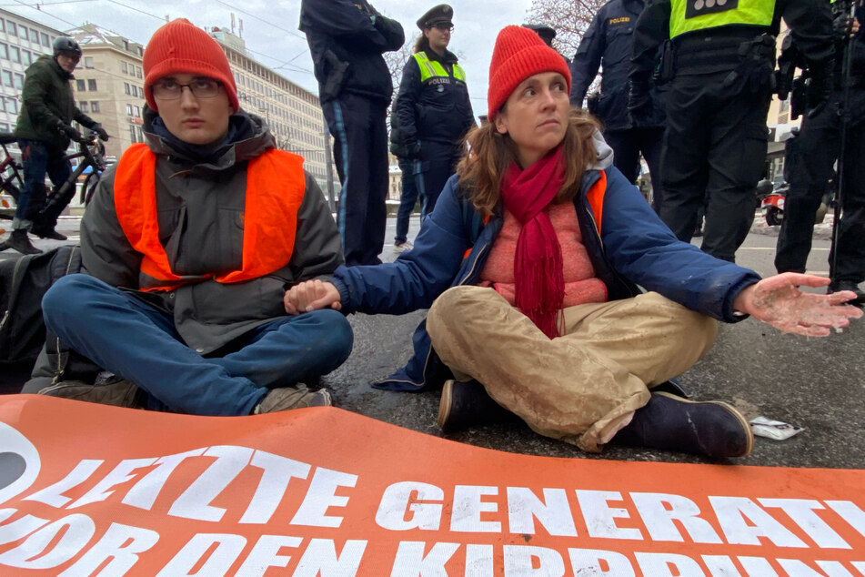Klimaaktivisten der Gruppe "Letzte Generation" haben sich in München einmal mehr auf einer Straße festgeklebt - und das trotz Allgemeinverfügung.
