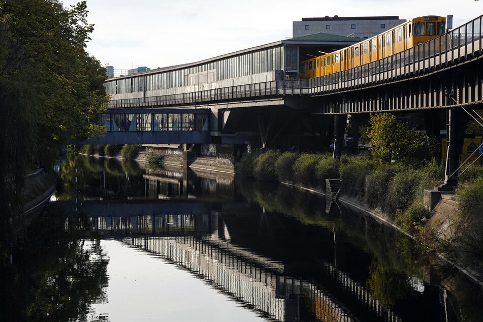 Berlin: Rettungskräfte fischen Menschen aus Landwehrkanal