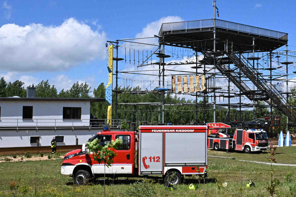 Feuerwehr und Polizei trafen nach dem Unglück am Kletterturm in der Blauen Lagune in Schönau-Berzdorf auf dem Eigen ein.