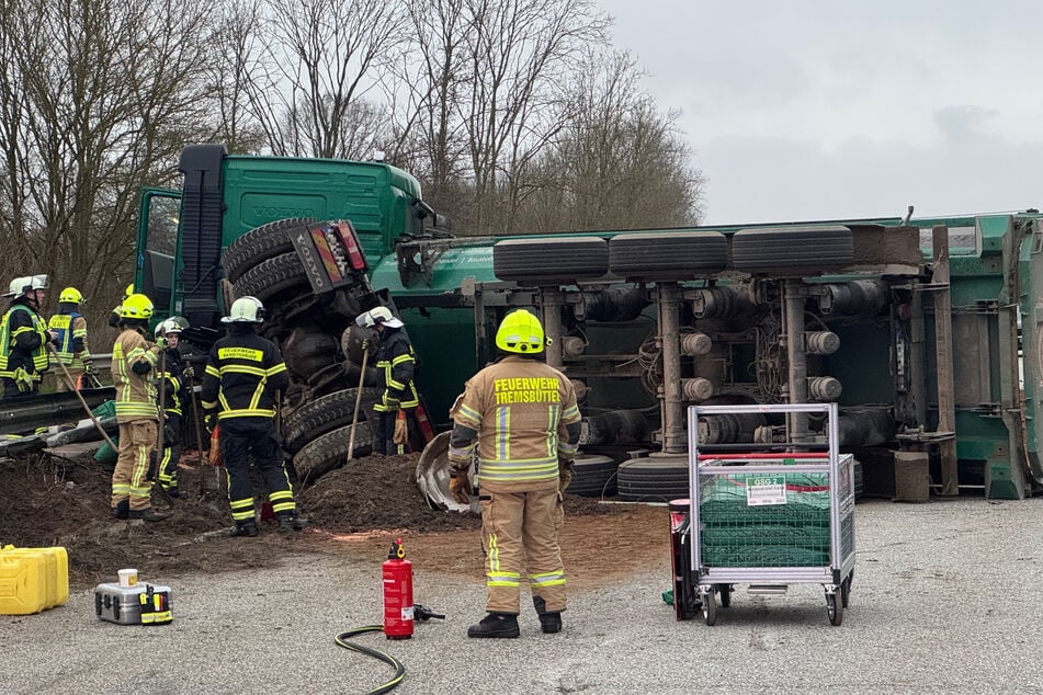 Der Lastwagen fuhr gegen die Mittelleitplanke und der Anhänger kippte um.