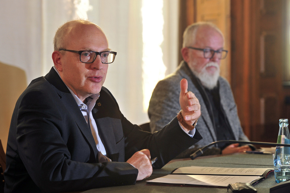 OB Sven Schulze (51, SPD) beim gestrigen Gespräch im Rathaus. Im Hintergrund Historiker Jürgen Nitsche (64).
