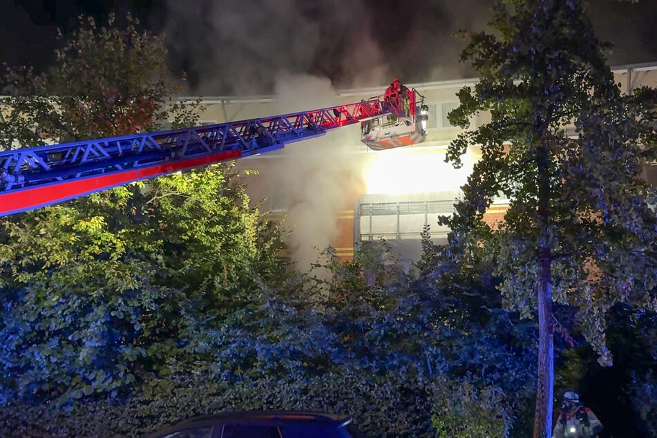 Über mehrere Leitern und Drehleitern rettete die Düsseldorfer Feuerwehr die Bewohner, die sich noch in dem Haus befanden.