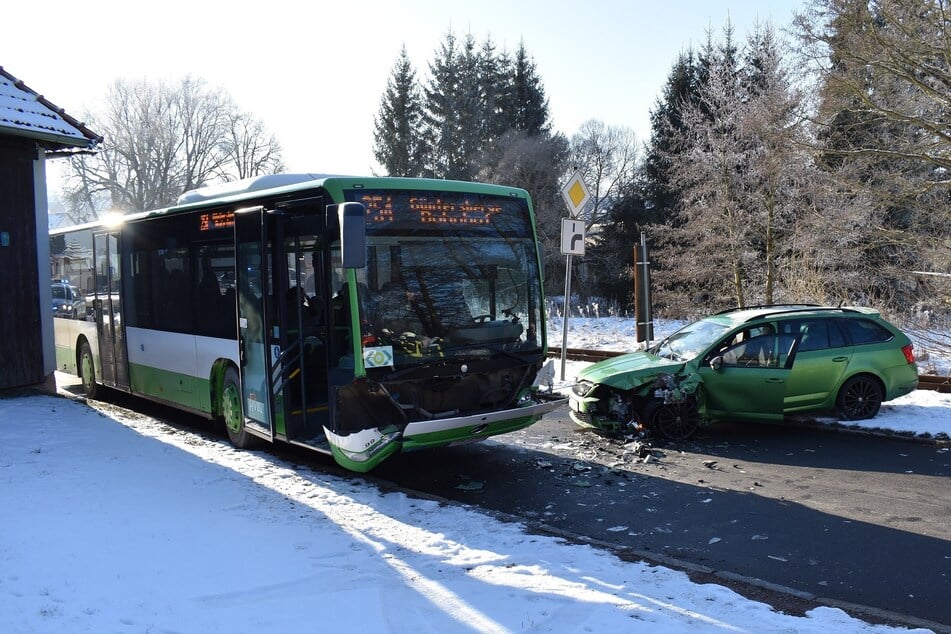 In Harzgerode wurde eine Autofahrerin von der Sonne geblendet. Die Frau krachte mit ihrem Skoda frontal gegen einen Linienbus.