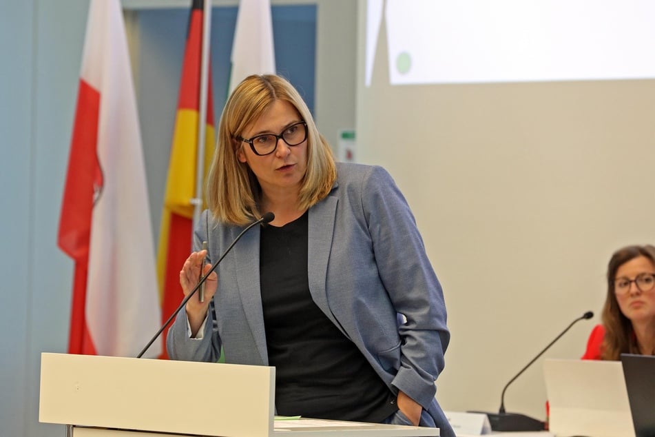 Zwickaus OB Constance Arndt (47, BfZ) platzte im Schlagabtausch über das Sparpaket im Stadtrat der Kragen.
