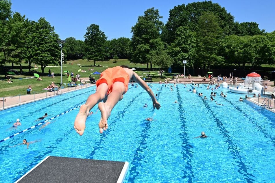 Viele Stuttgarter, wie hier im Freibad Möhringen, können am Wochenende ins kühle Nass springen.