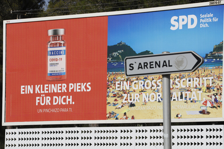 Schon vor der Bundestagswahl 2021 hatte die SPD an der Playa de Palma plakatiert und dabei unter anderem für Corona-Schutzimpfungen geworben.