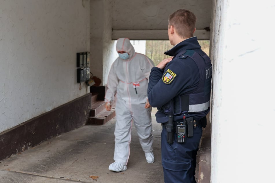 Die Spurensicherung der Polizei ist im Einsatz. Im Saarland ist ein Gerichtsvollzieher getötet worden.