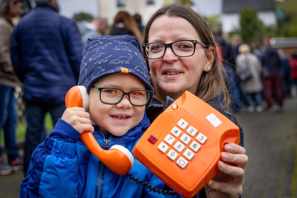 Antje Konrad (34) hat für den Kaufmannsladen ihres Sohns Emil (4) ein Telefon gekauft.