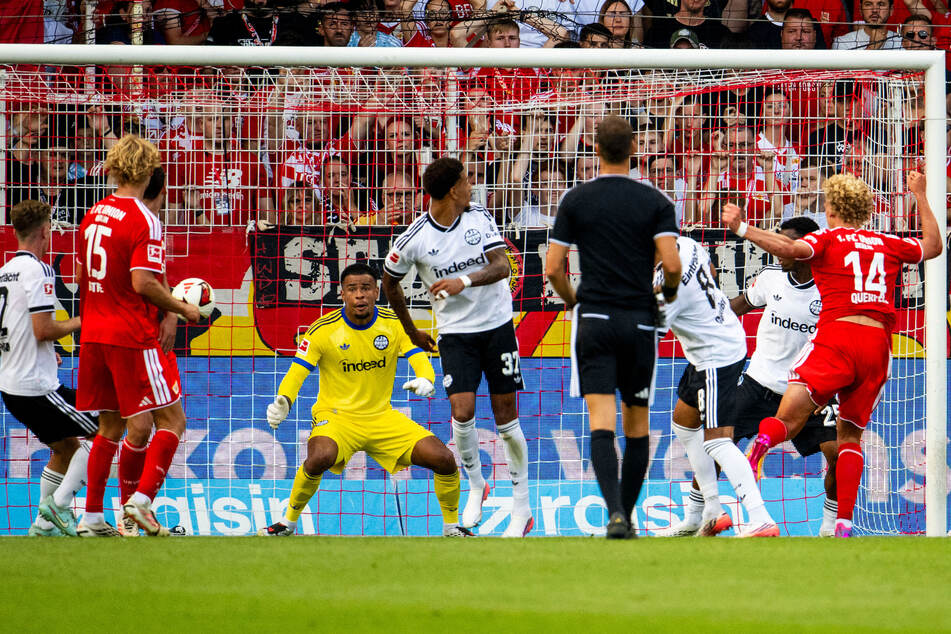 Querfeld macht seinen Fehler wieder gut und trifft zum 2:3.
