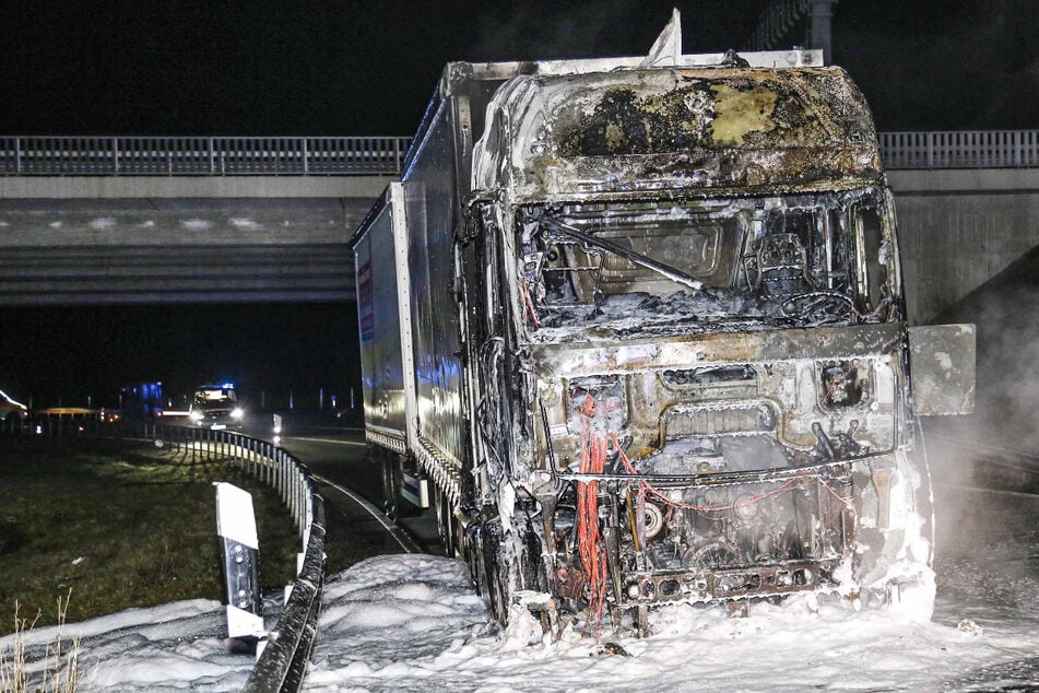 Unfall A7: Lastwagen brennt komplett aus: Autobahnzufahrt gesperrt