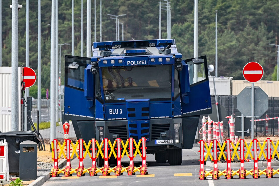 Auch Wasserwerfer werden wieder das Derbybild im Vorfeld bestimmen. (Symbolbild)