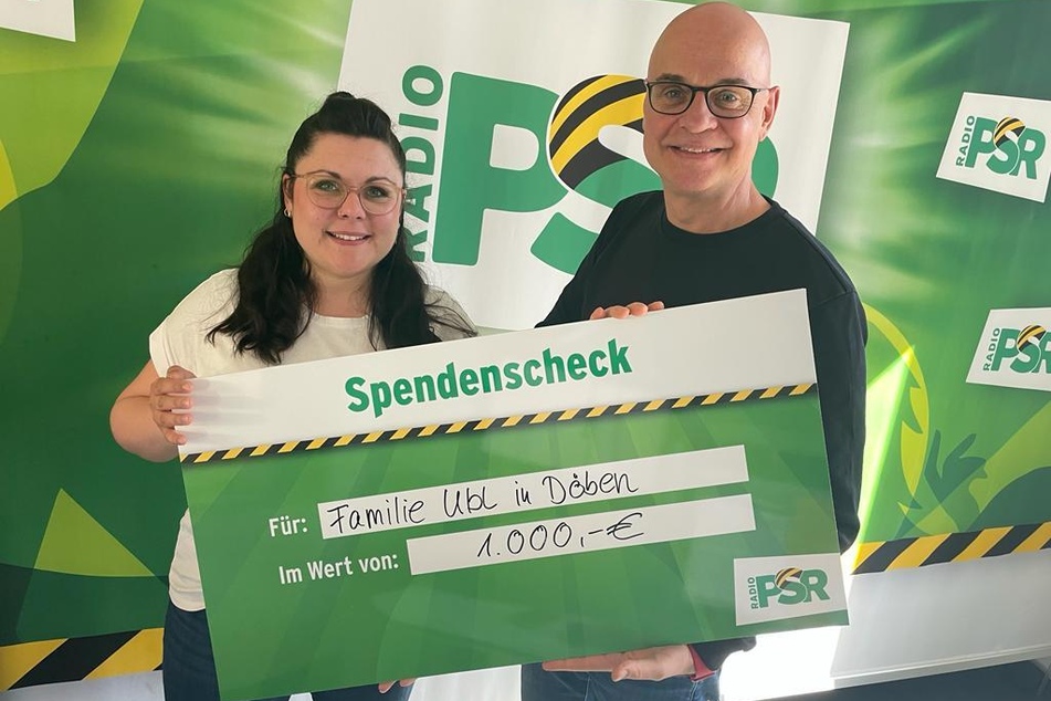 Die RADIO PSR-Moderatoren Claudia Switala und Steffen Lukas freuen sich, der Familie Ubl einen 1000 Euro-Scheck übergeben zu können.