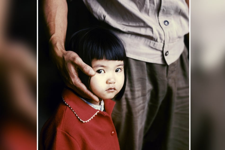 Dieses berühmte Foto aus dem Jahr 1975 zeigt einen Vater in Vietnam, der schützend sein Kind umfasst.