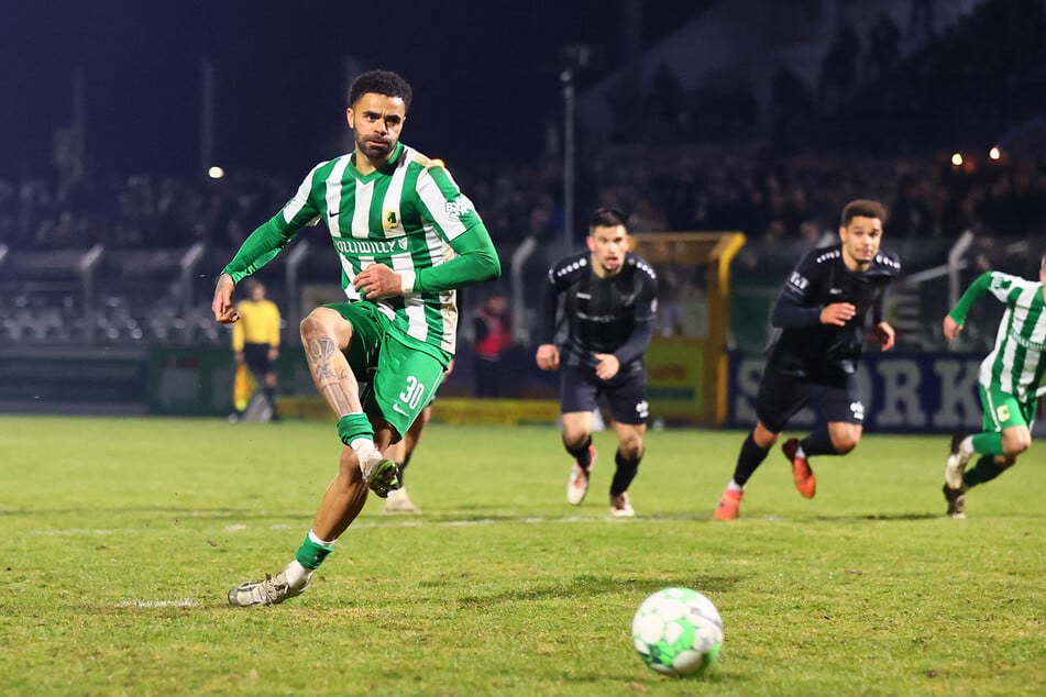 Stanley Ratifo (31) übernahm kurz vor Schluss Verantwortung und verwandelte den Elfmeter zum 1:1 sicher.