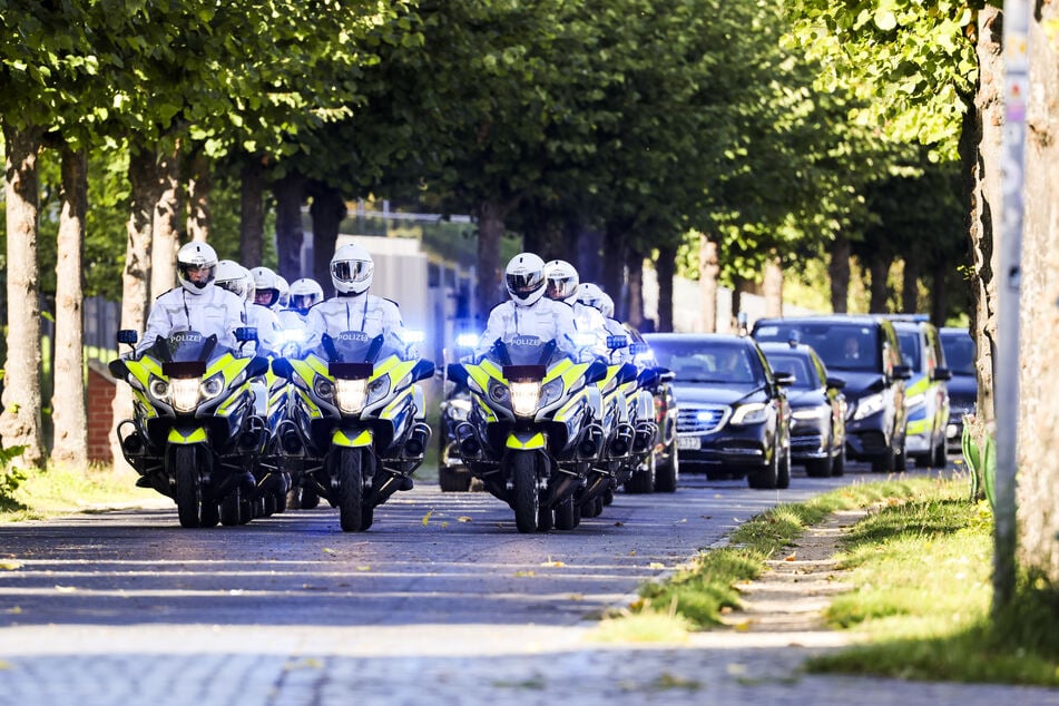 Eintreffen der Fahrzeugkolonne beim Staatsbesuch des italienischen Präsidenten Sergio Mattarella (83) und seiner Tochter Laura Mattarella (57).