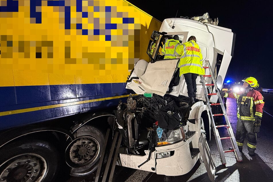 Unfall A38: Vollsperrung auf A38: Strecke nach Lkw-Crash komplett dicht