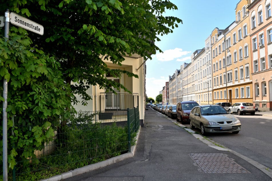 Ein 25-jähriger Lette sprang auf drei Autos in der Sonnenstraße. (Archivfoto)