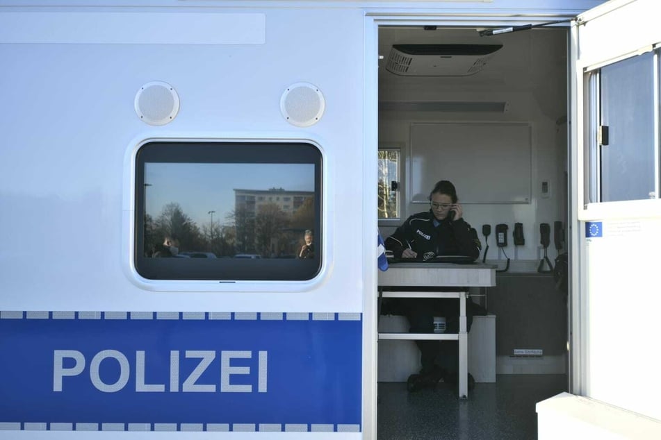Polizeikommissarin Schwarzenberg in der mobilen Pressestelle.
