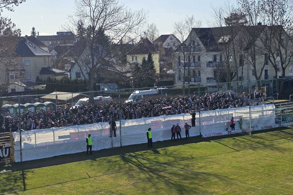 Die HFC-Fans haben sich einen kleinen Sonnenschutz aufgehängt.