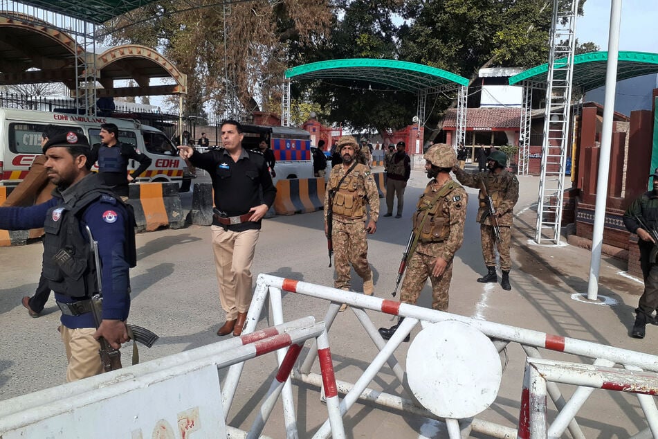 Der mutmaßliche Anschlag ereignete sich in der Großstadt Peschawar (westlich von Islamabad).