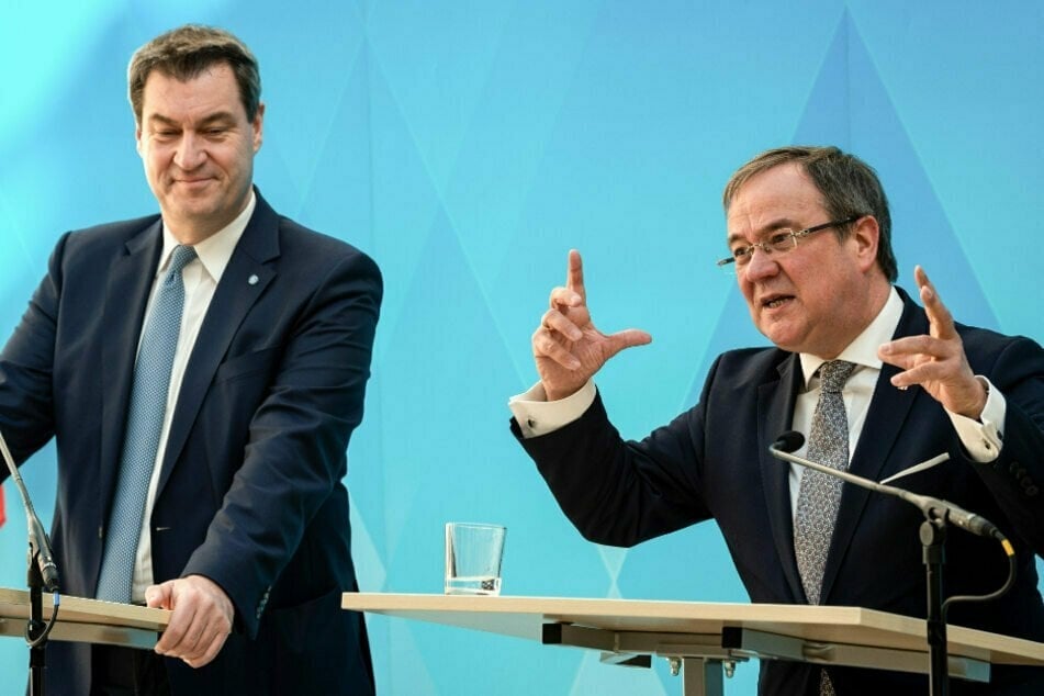 CSU-Chef Markus Söder (l., 54) stärkt dem CSU-Vorsitzenden Armin Laschet (60) den Rücken. (Archiv)