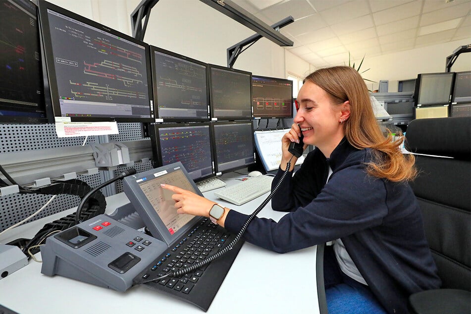 With tolls Kolleginnen and Kollegensteuerst Du als Zugverkehrssteuererin (m/w/d) den Bahnverkehr im Stellwerk.