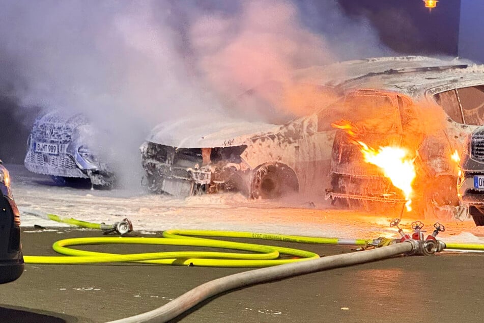 Die Flammen griffen auf weitere Autos über.