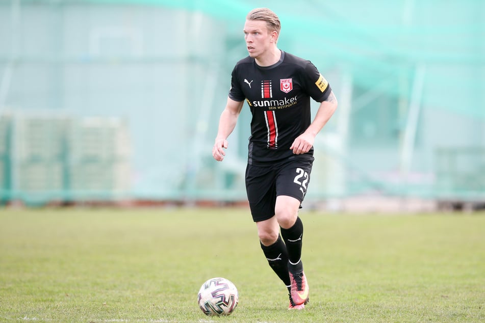 Bis Sommer 2022 war Janek Sternberg (30) noch für den Halleschen FC in der 3. Liga aktiv. Sein Probetraining in Zwickau brach er vorzeitig ab - aus gutem Grund.