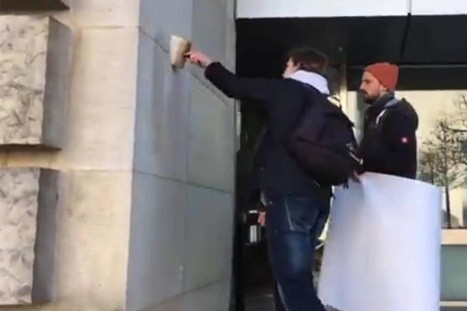 Aktivisten der Letzten Generation kleben gigantischen Brief an Reichstagsgebäude