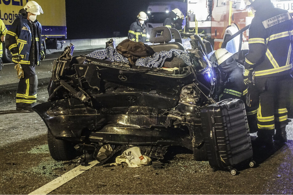 Die Feuerwehr musste das Dach des Mercedes entfernen, um den schwer verletzten Fahrer behutsam aus seinem Auto bergen zu können.