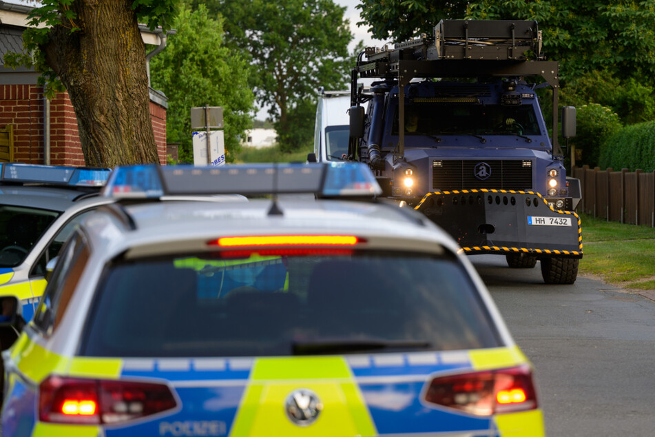 Die Polizei Hamburg schickte auch ein gepanzertes Fahrzeug nach Bienenbüttel.