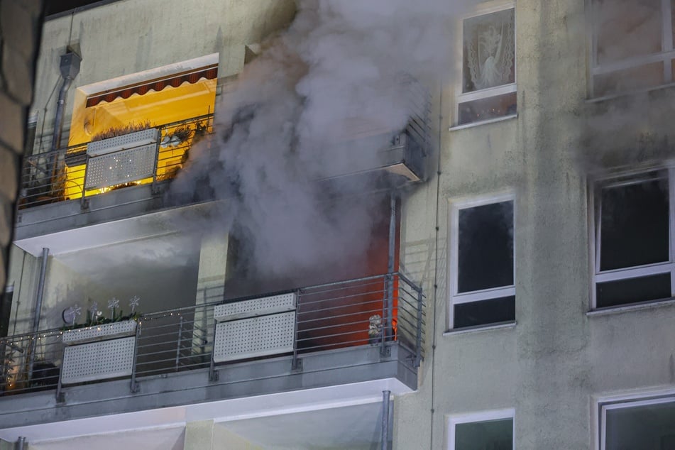 Dichter Rauch drang aus der Wohnung im zweiten Stock des Hauses, als die Feuerwehr eintraf.