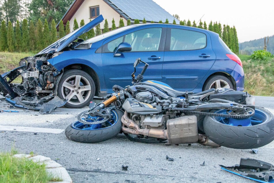 Schwerer Biker-Unfall im Erzgebirge: Motorrad kracht frontal gegen Auto