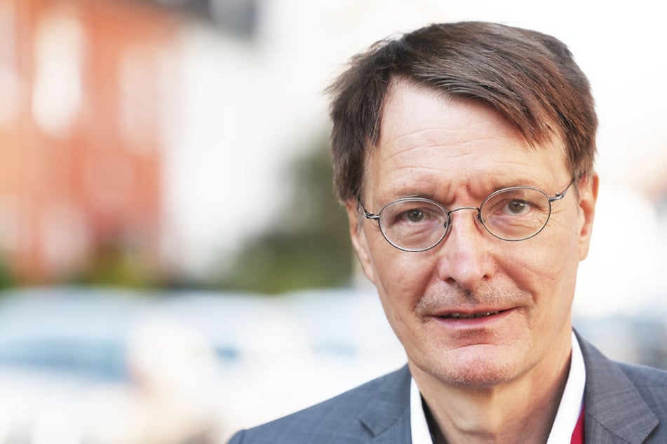 SPD-Gesundheitspolitiker Karl Lauterbach (58) fordert die Wiedereröffnung von Impfzentren.