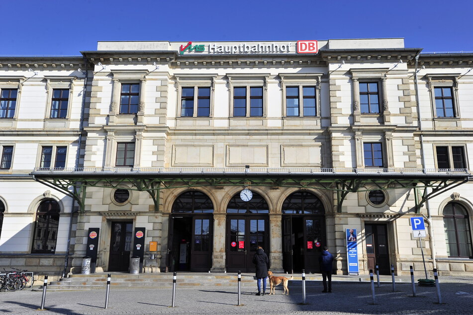 Auf dem Bahnhofsvorplatz ist am Samstagnachmittag eine Jugendliche (17) sexuell belästigt worden. (Symbolbild)