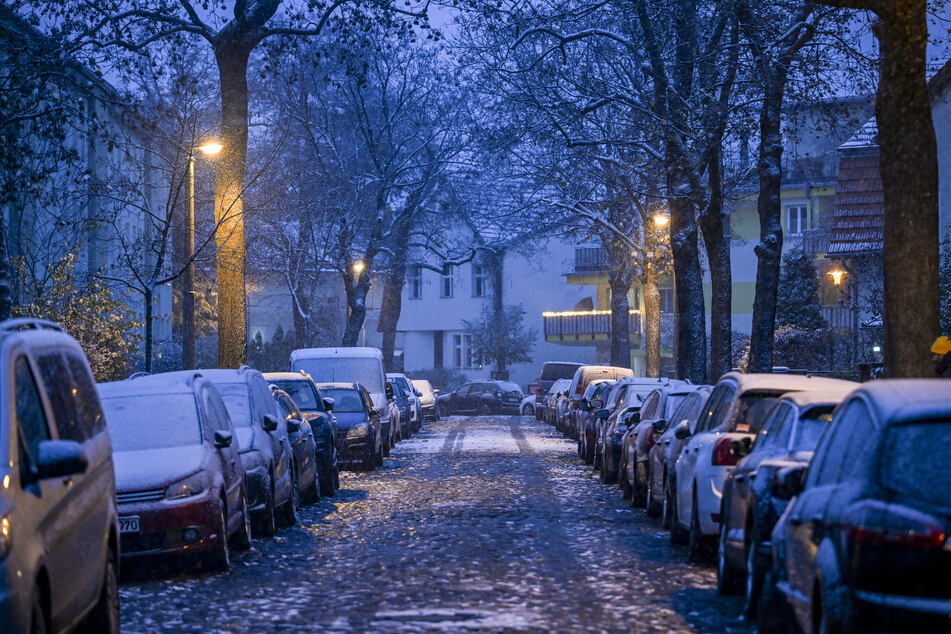 Die Straßen von Berlin sind mit einer dünnen Schneesicht bedeckt.