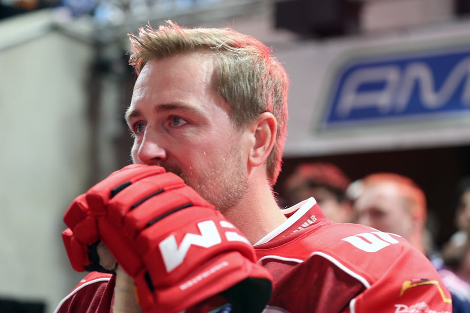 Emotionaler Abschied: André Schietzold wurde für seine Verdienste als Eispiraten-Spieler vor dem Sachsenderby geehrt und seine Nummer 13 unters Hallendach gezogen. Es ist erst das vierte Mal, dass einem Spieler im Sahnpark diese Ehre zu teil wird.