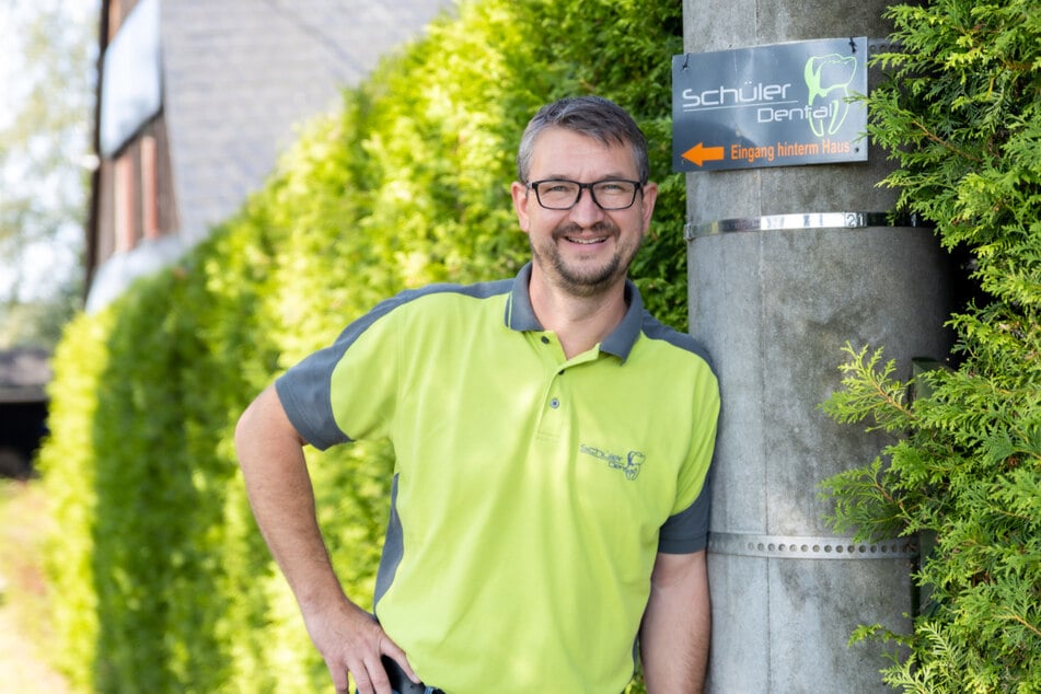 Inhaber Ronny Schüler ist auf der Suche nach neuen Mitarbeitern (m/w/d) für sein Dentallabor in Treuen.