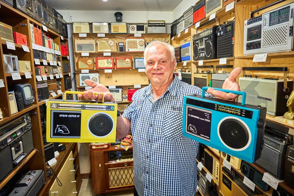 Mit 300 historischen Geräten: Klaus Beutner (72) hat in den eigenen vier Wänden ein Kofferradio-Museum eingerichtet.