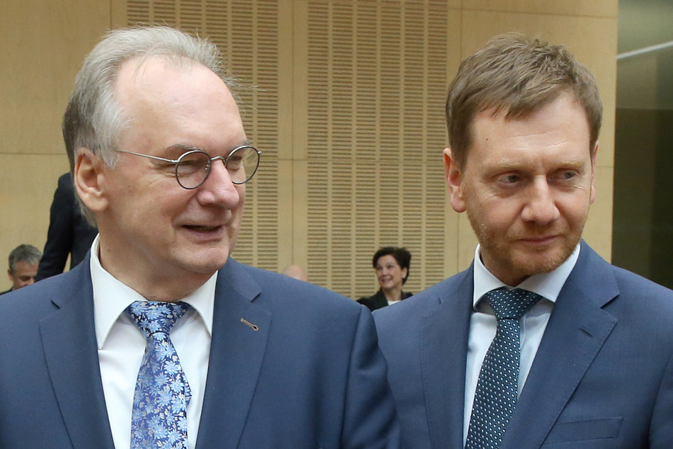 Rainer Haseloff (67, l) Ministerpräsident in Sachsen-Anhalt, und Sachsens MP Michael Kretschmer (45, beide CDU) einigten sich auf einen "nachbarschaftlichen Impftsoff-Deal" zwischen den beiden Bundesländern. (Archivbild)