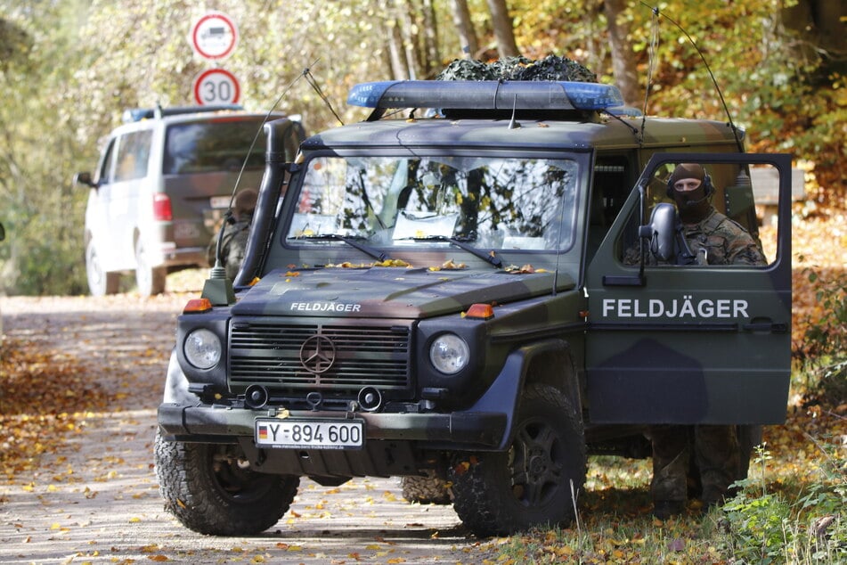 Soldaten und Militärfahrzeuge des Feldjägerregiments 3 der Bundeswehr bei einer Übung. (Archivfoto)