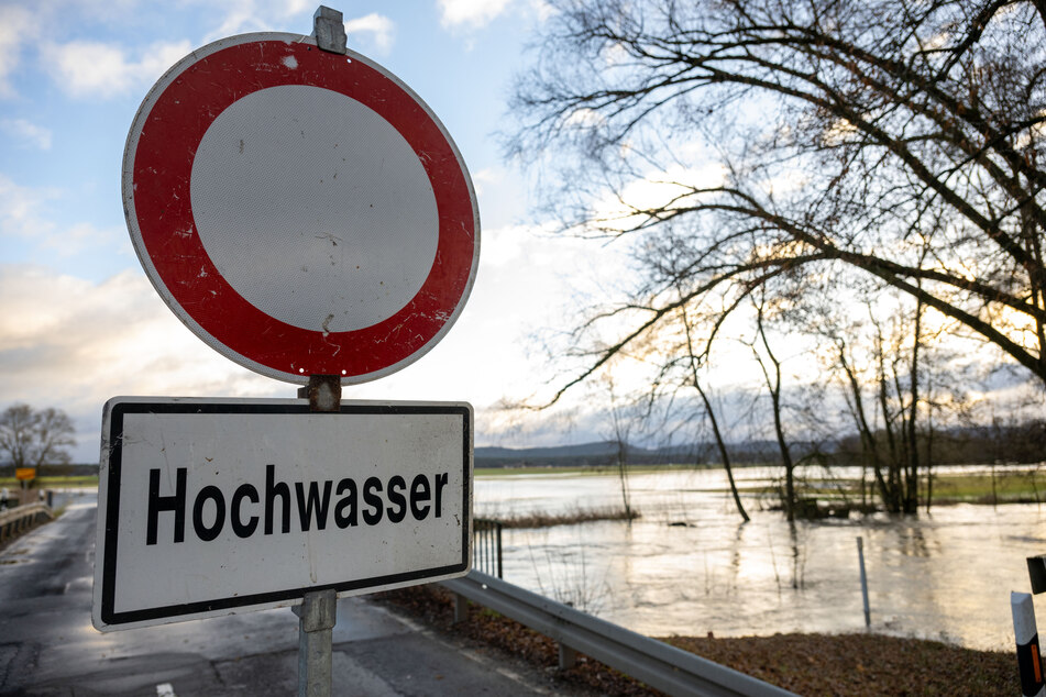 Im nordbayerischen Wörlsdorf, gelegen im Landkreis Coburg, hat die Steinach die Hochwasser-Meldestufe 3 überschritten.