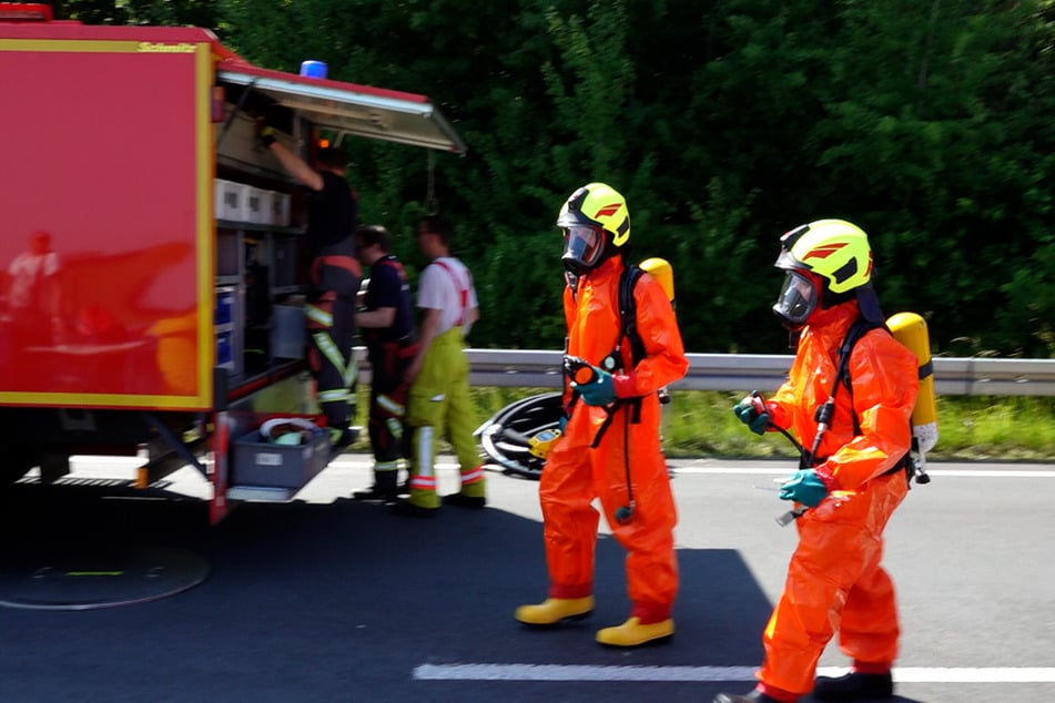 Mit Schutzanzügen rückten die Einsatzkräfte an.