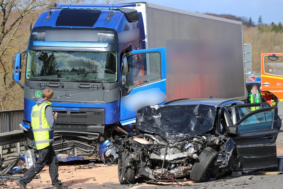 Zwei Autos und ein Lkw sind auf der B404 zusammengeprallt.