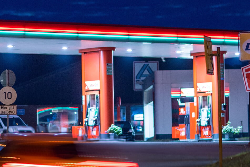 Eine Gruppe vermutlicher Lok-Fans griff in der Nacht zu Samstag acht Personen an einer Tankstelle an. (Symbolbild)