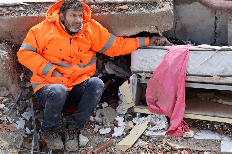 Mesut Hancer hockt in den Trümmern seines Zuhauses und hält die Hand seiner verstorbenen Tochter Irmakleyla (✝15) fest.